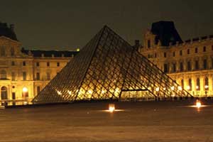 Pyramide du Louvre.